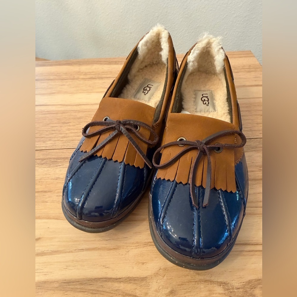 New UGG Haylie Women's Navy Patent and Chestnut shearling rain shoes
